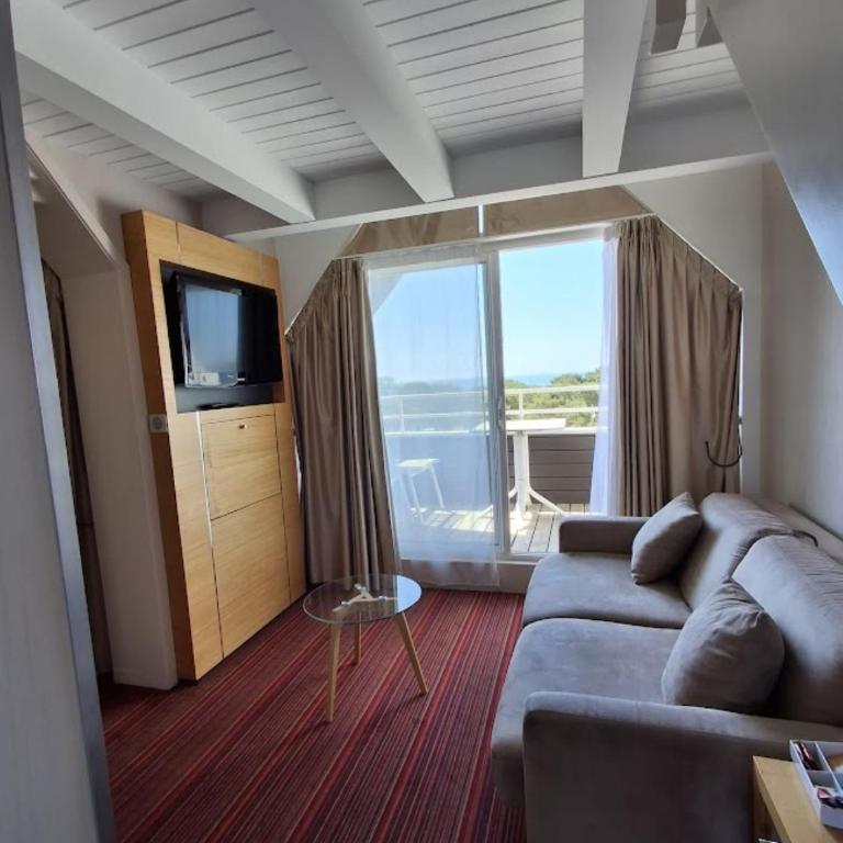 Le Churchill Hôtel & Spa - Chambre Familiale – Vue sur Mer ou Piscine - 7