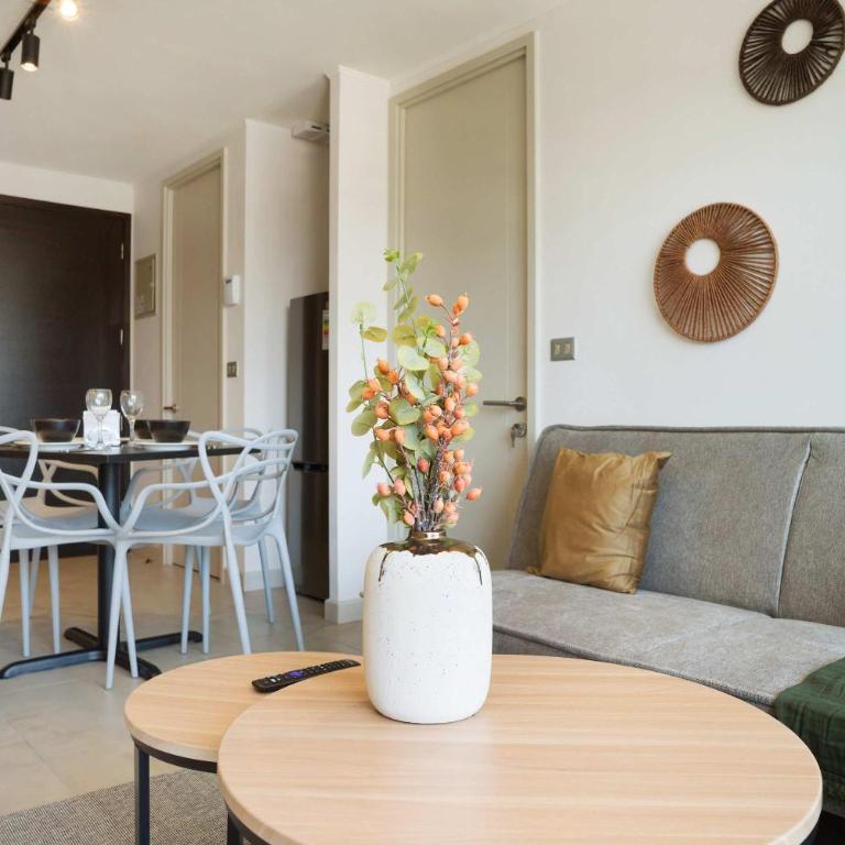 Cozy 2BR Escape for Three in Vibrant Nunoa - Apartment - 11