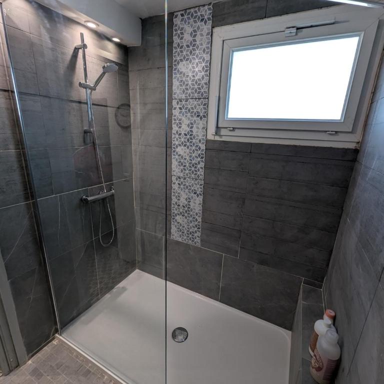 Chez Nicolas Marseille 13009 - Habitación con cama extragrande. - 12