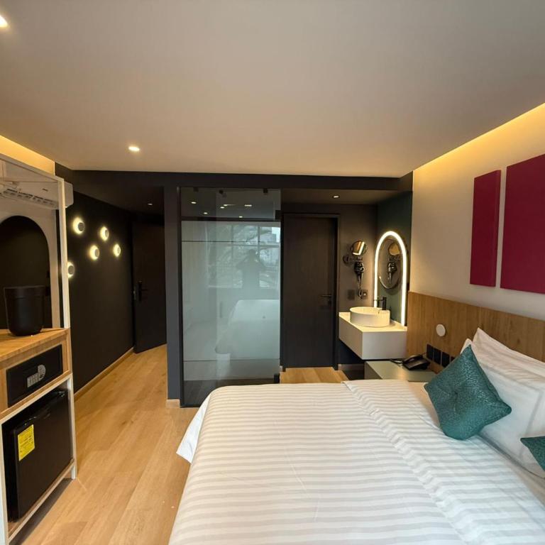 Hotel More By Kavia - Deluxe Queen Room - 2
