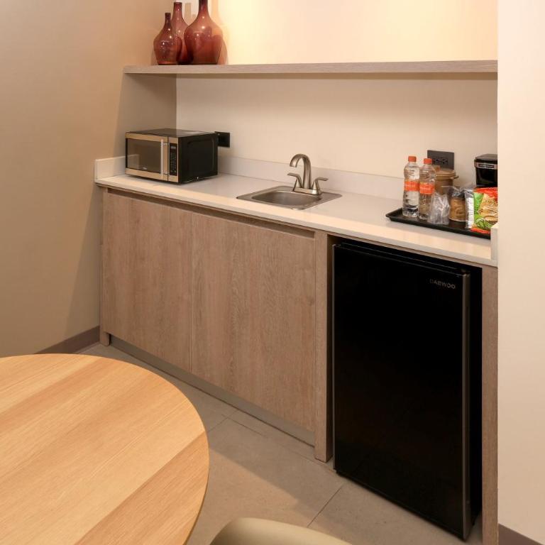 Holiday Inn Express Monterrey Galerias-San Jeronimo by IHG - Habitación Estándar con cama extragrande y zona de cocina - 6