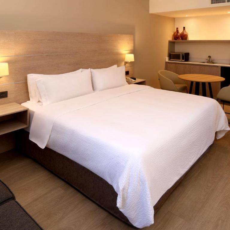 Holiday Inn Express Monterrey Galerias-San Jeronimo by IHG - Habitación Estándar con cama extragrande y zona de cocina - 5