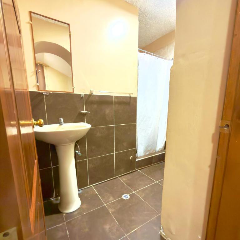 Travel Comfort Quito Tourist Hostel - Double Room with Private Bathroom - 8
