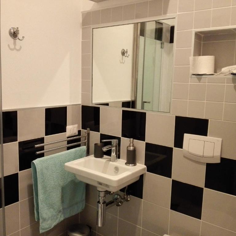 B&B Rosa Blu - Standard Single Room with Shower - 11
