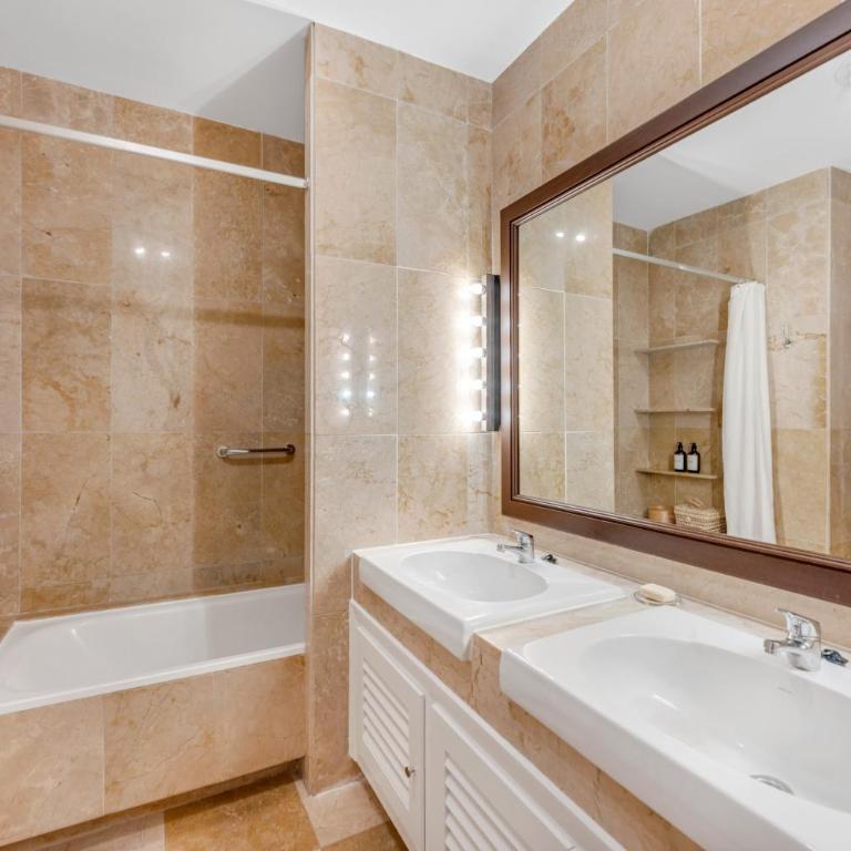 Villa in Marbella with Private Pool & Panoramic Mountain Views - Villa - 26