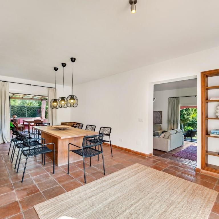 Villa in Marbella with Private Pool & Panoramic Mountain Views - Villa - 31