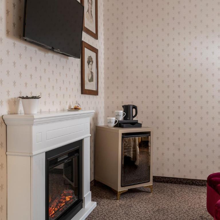 Albergo Rossini 1936 - Small & Charming - Deluxe Double Room - 13