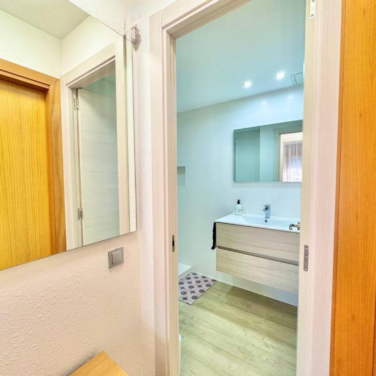Apartsalou Zen - Two-Bedroom Apartment - 12