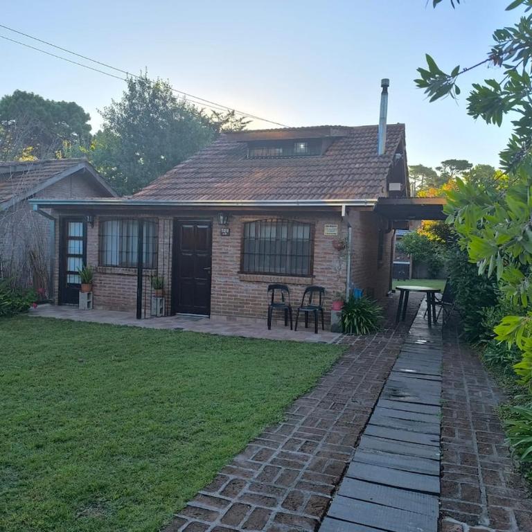La casita de Gesell- CON PILETA -SUPER PROMO FINDE LARGO - Three-Bedroom House - 5