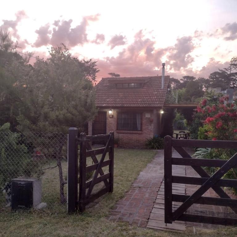 La casita de Gesell- CON PILETA -SUPER PROMO FINDE LARGO - Three-Bedroom House - 18