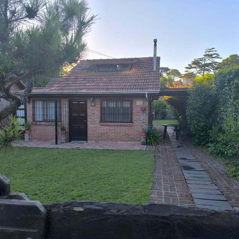 La casita de Gesell- CON PILETA -SUPER PROMO FINDE LARGO - Three-Bedroom House - 19