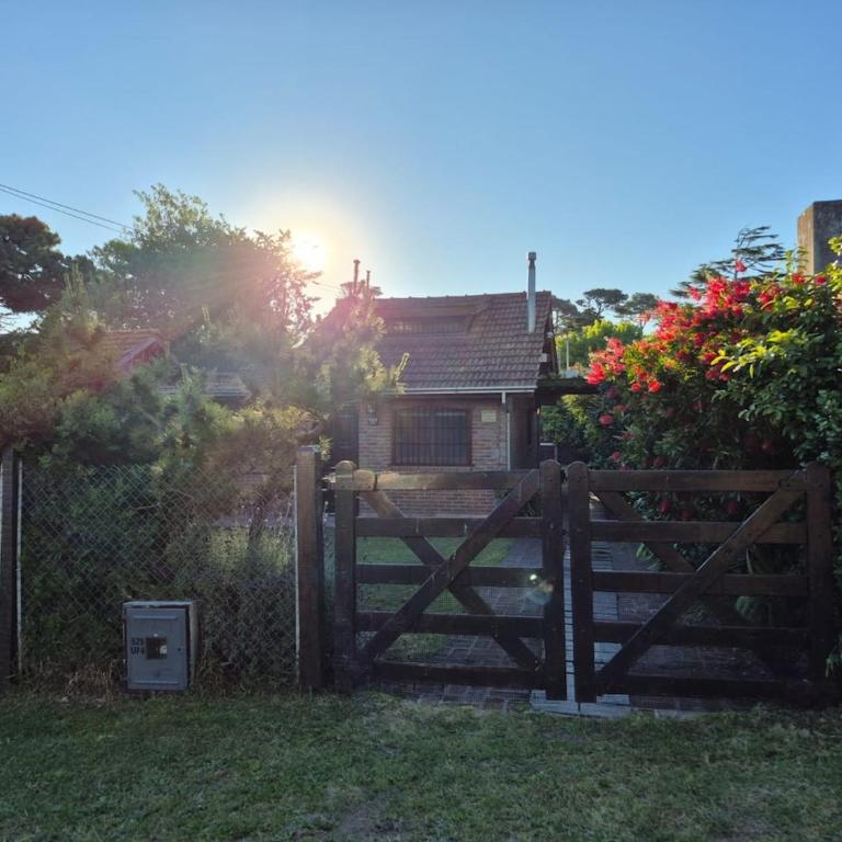 La casita de Gesell- CON PILETA -SUPER PROMO FINDE LARGO - Three-Bedroom House - 28