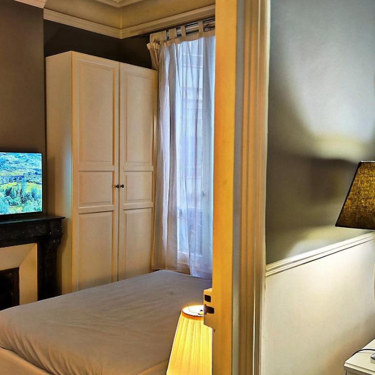 Central Paris Apartment Near Champs Elysees - One-Bedroom Apartment - 24