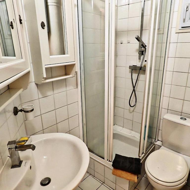 Central Paris Apartment Near Champs Elysees - One-Bedroom Apartment - 26