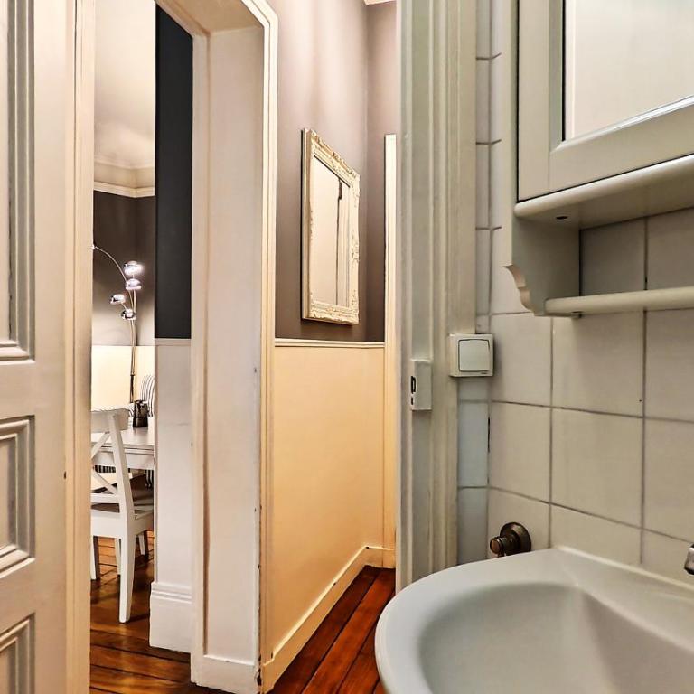 Central Paris Apartment Near Champs Elysees - One-Bedroom Apartment - 27