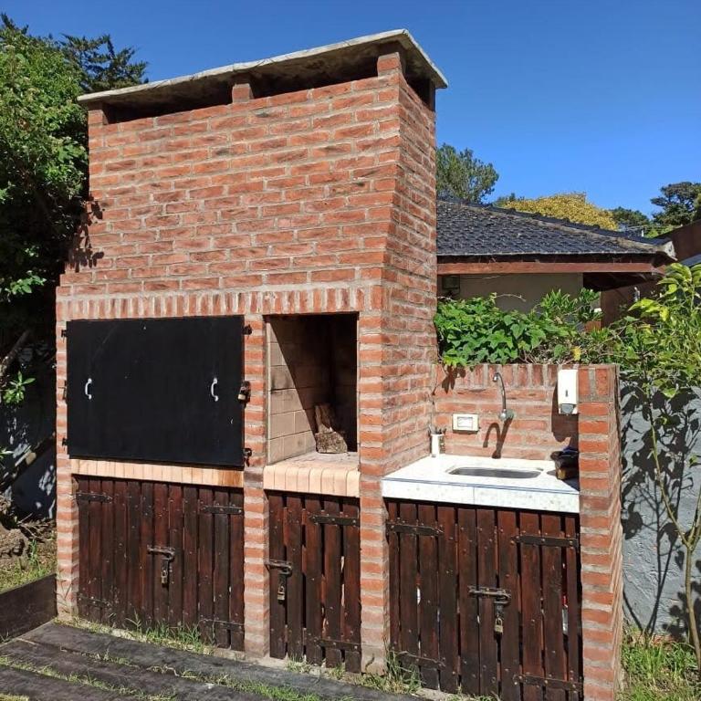 La casita de Gesell- CON PILETA -SUPER PROMO FINDE LARGO - Three-Bedroom House - 35