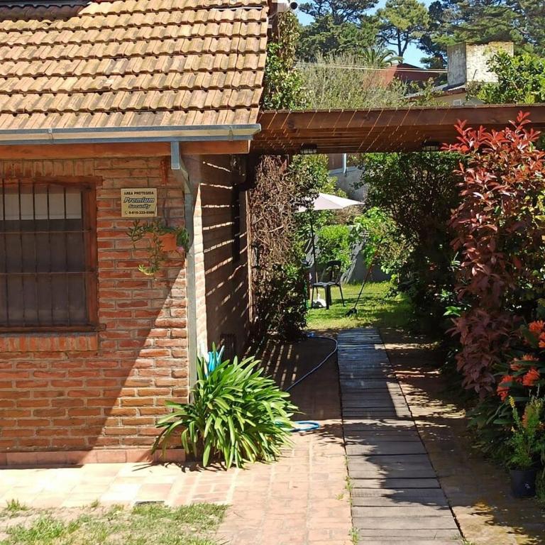 La casita de Gesell- CON PILETA -SUPER PROMO FINDE LARGO - Three-Bedroom House - 44