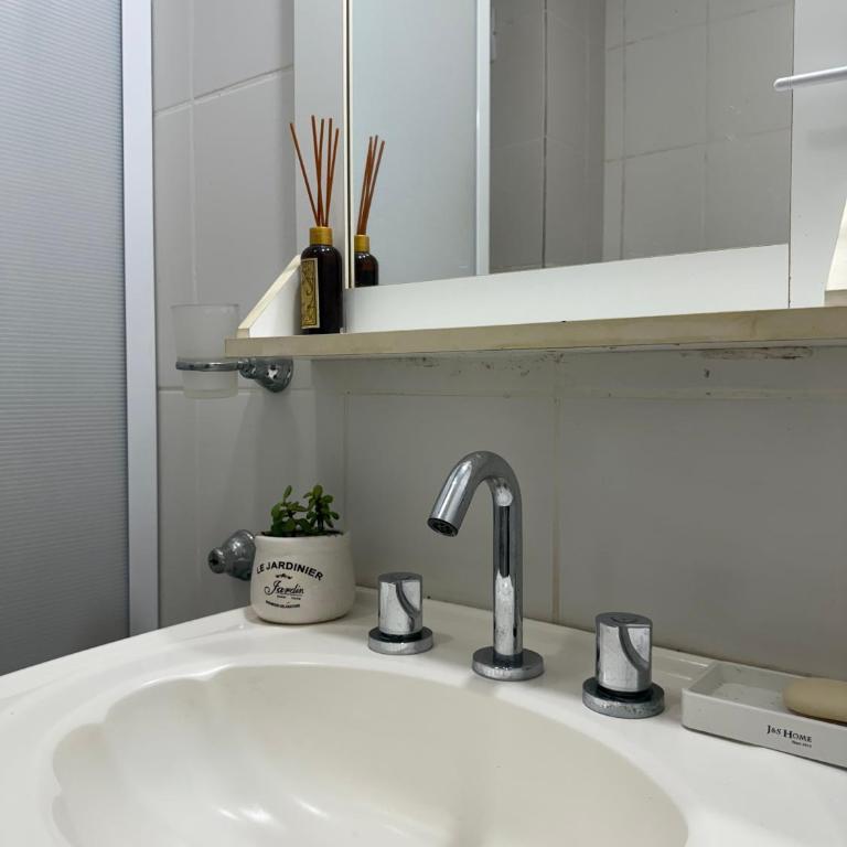 Dpto con balcón, parrilla, living amplio y luminoso - One-Bedroom Apartment - 2