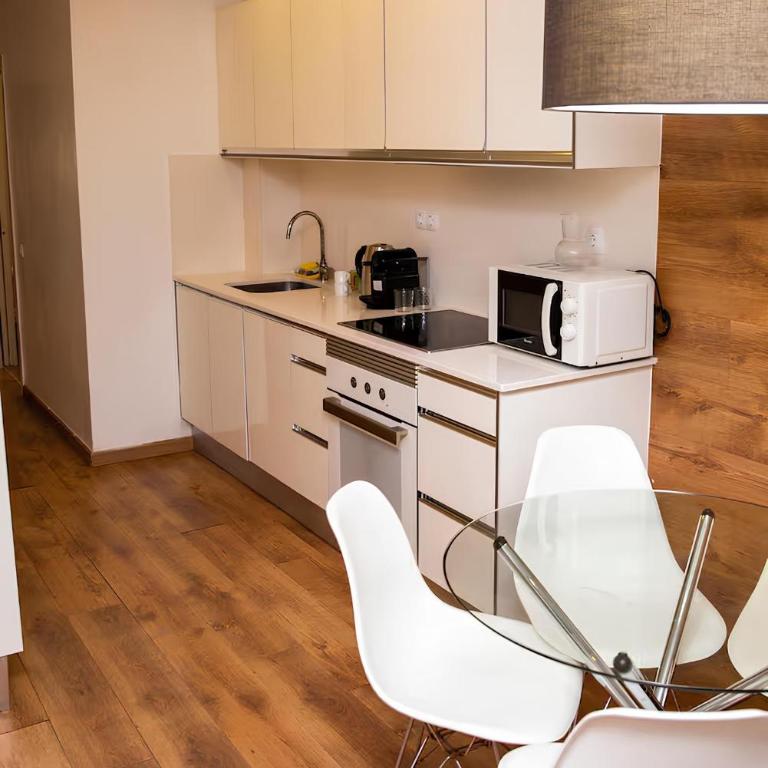 DragonTree Barcelona - apartamentos turisticos 5 min from the BEACH - Two-Bedroom Apartment with Balcony - 3