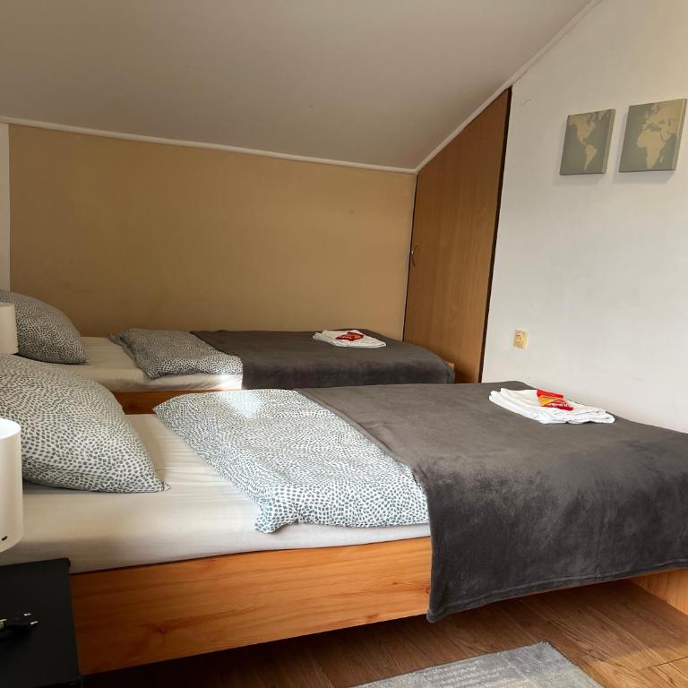 Rooms with private Bathroom & Free Parking ''Sobe Zoka,, - Dvokrevetna Soba sa Zasebnim Krevetima - 20