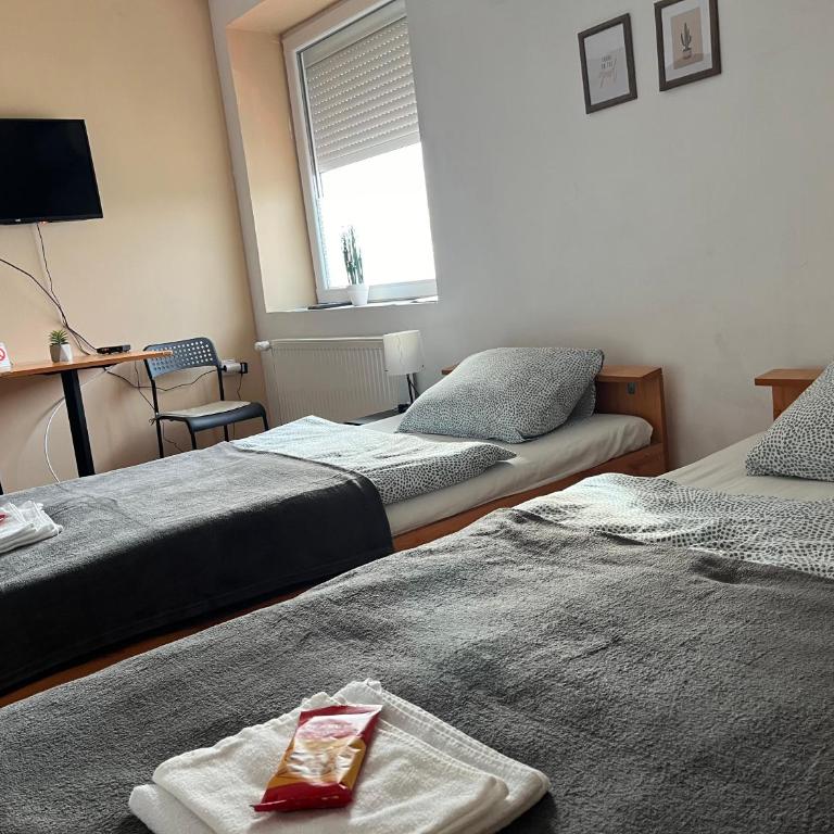 Rooms with private Bathroom & Free Parking ''Sobe Zoka,, - Dvokrevetna Soba sa Zasebnim Krevetima - 19