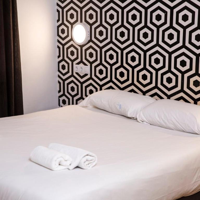 DragonTree Barcelona - apartamentos turisticos 5 min from the BEACH - Three-Bedroom Apartment with Balcony - 5