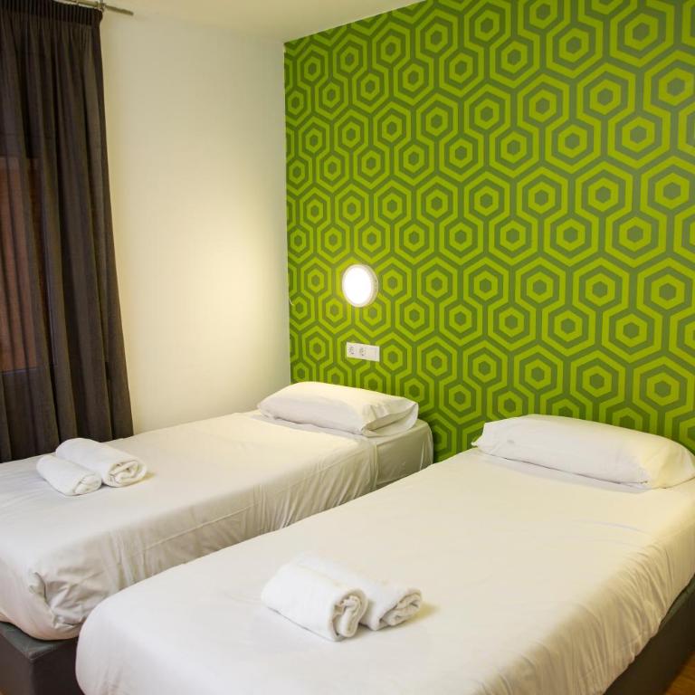 DragonTree Barcelona - apartamentos turisticos 5 min from the BEACH - Three-Bedroom Apartment with Balcony - 4