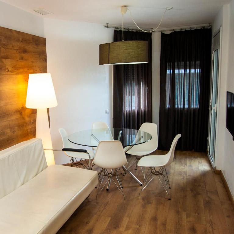 DragonTree Barcelona - apartamentos turisticos 5 min from the BEACH - Three-Bedroom Apartment with Balcony - 6