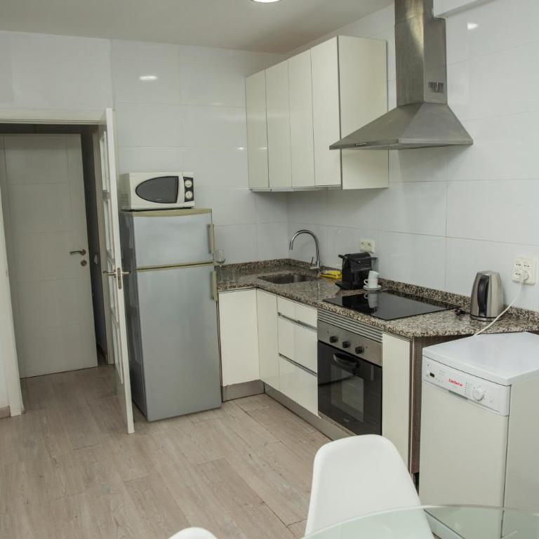 DragonTree Barcelona - apartamentos turisticos 5 min from the BEACH - Three-Bedroom Apartment with Balcony - 22