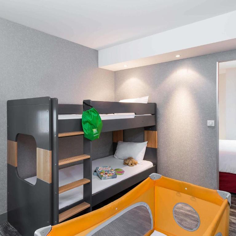 ibis Styles Blois Centre Gare - Suite Standard avec 1 Lit Double et 2 Lits Simples - 3