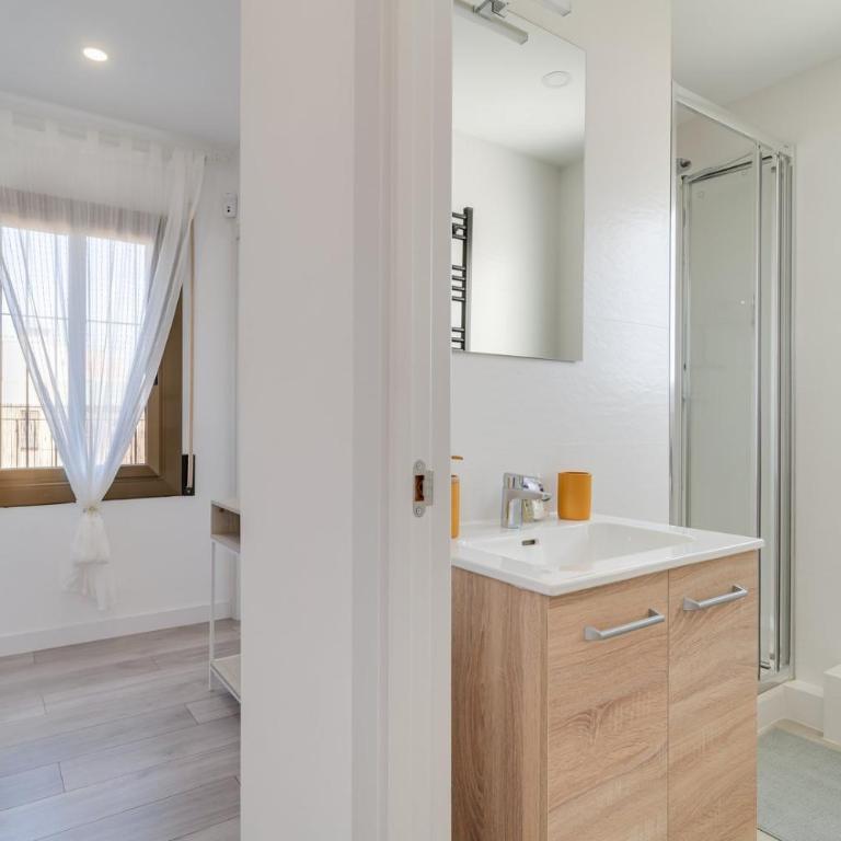 Guest Ready‑Bright & Stylish Flat with 3 Terraces - Three-Bedroom Apartment - 8