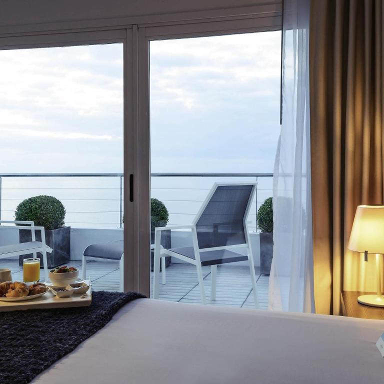 Mercure Montevideo Punta Carretas - Junior Suite with Queen Bed and Balcony - 1