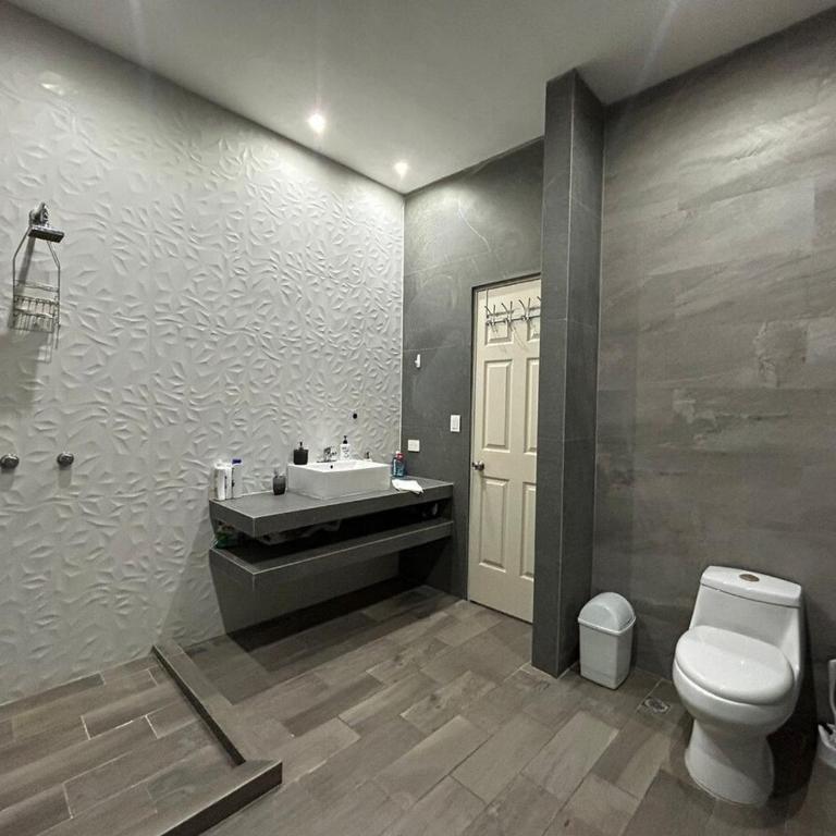 Casa en Apodaca Fracc Privado WiFi 6PPL con terraza a 10 min del Aeropuerto - Three-Bedroom Apartment - 10