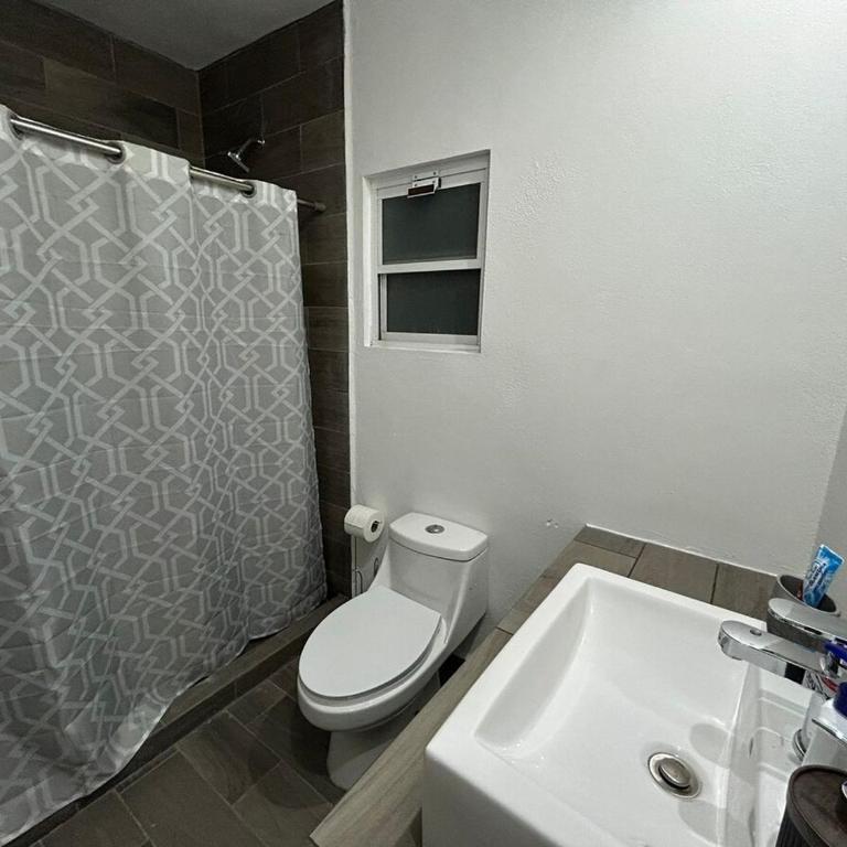 Casa en Apodaca Fracc Privado WiFi 6PPL con terraza a 10 min del Aeropuerto - Three-Bedroom Apartment - 13
