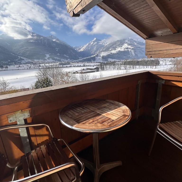 Haus Wenger Mountain View & Swimming Pool - Vierbettzimmer mit Bergblick - 13