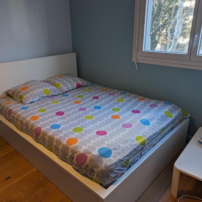 Chez Nicolas Marseille 13009 - Habitación con cama extragrande. - 1