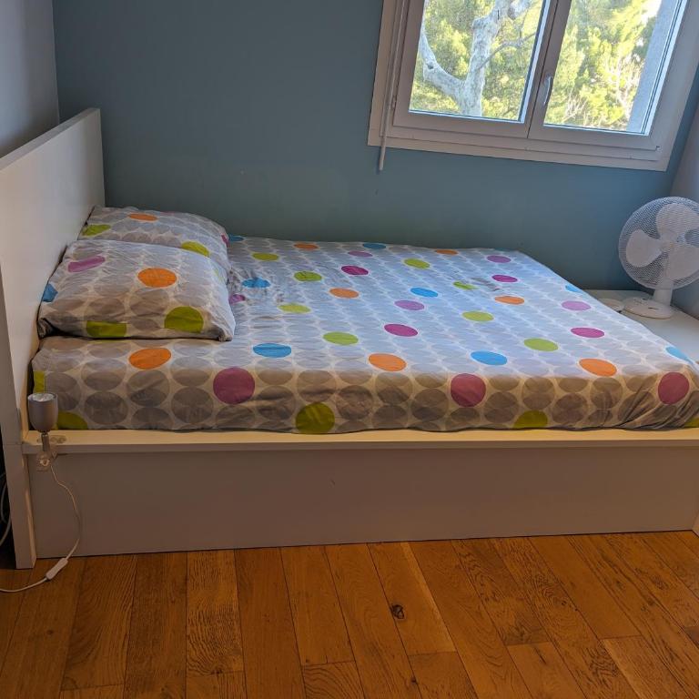 Chez Nicolas Marseille 13009 - Habitación con cama extragrande. - 2
