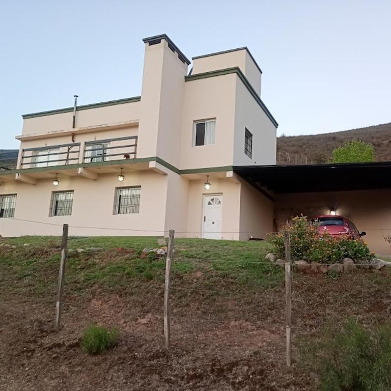 Hermosa casa en Barrio los guancos - Three-Bedroom House - 1