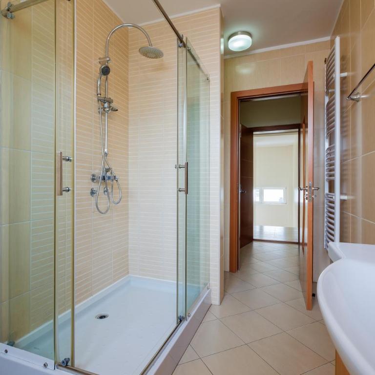 Villa Bulevar - Porodični Apartman sa 2 Spavaće Sobe, Kuhinjom i Terasom - 2