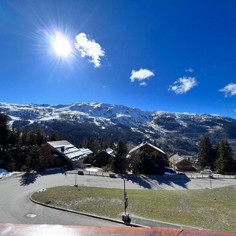 Duplex spacieux et lumineux près des pistes avec balcon et cheminée - FR-1-688-101 - Appartement - 11