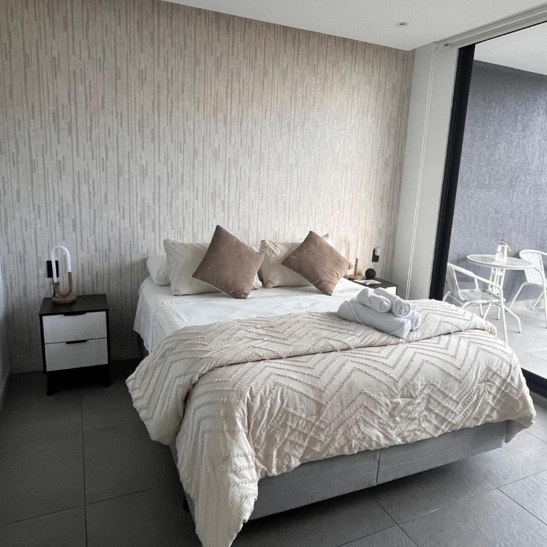 Sensory Shelter in front of La Carolina with Jacuzzi - One-Bedroom Apartment - 1