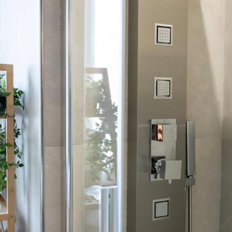 ELIOS LIVING - Parcheggio Privato, Vicino al centro, 200m dal Mare - Appartamento Superior con 1 Camera da Letto e Balcone - 20