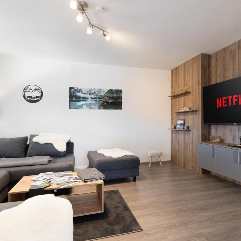 Apart Dahoam - Deluxe Apartment with Three-Bedroom and Mountain View - 2
