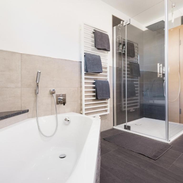 Apart Dahoam - Deluxe Apartment with Three-Bedroom and Mountain View - 10