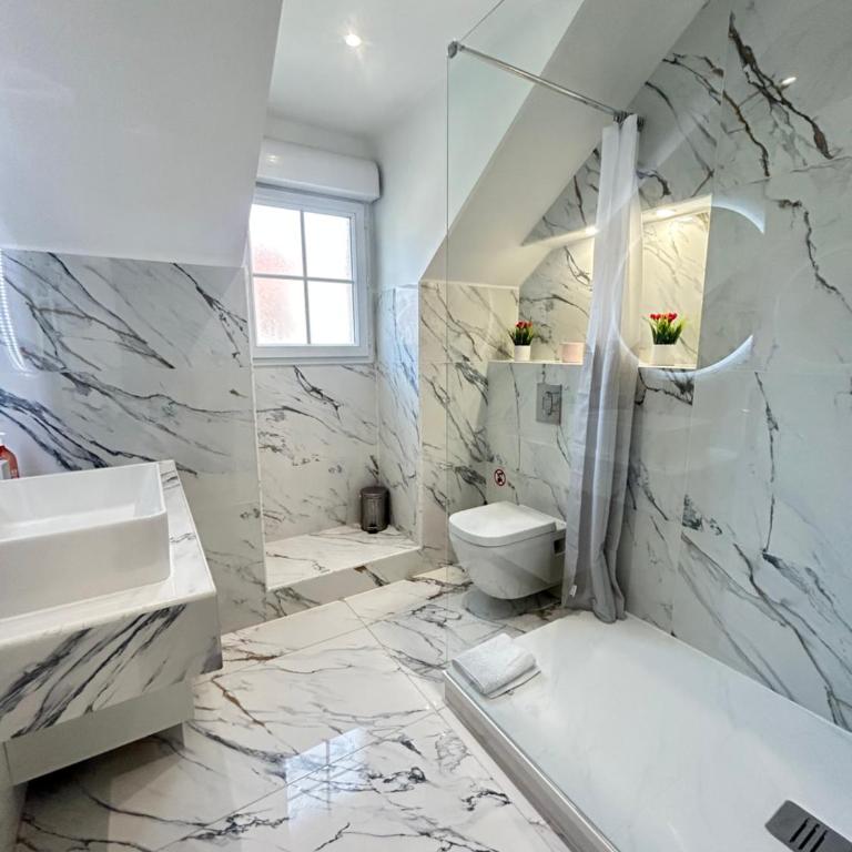 Villa Parc - Private Parking - 8min From Disneyland, Big Mall, Train station - Maison de Vacances 4 Chambres - 10