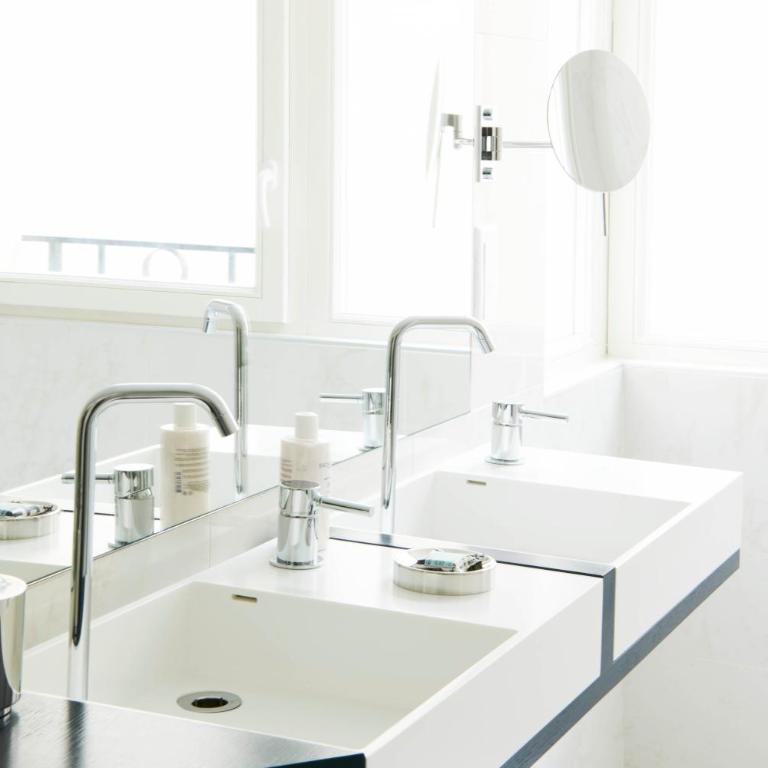Perpetual Elysée Montaigne - Superior Double Room with Balcony - 6