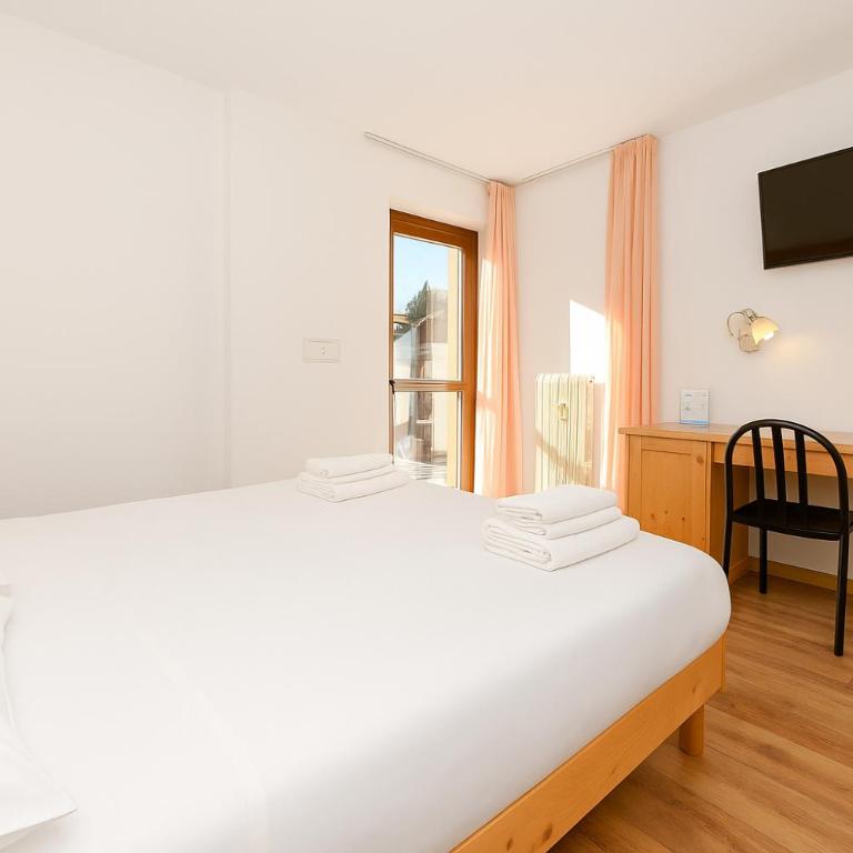 Hotel Bleis - Camera Tripla Superior - 3