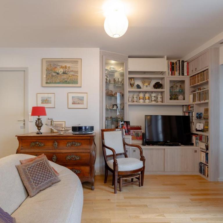 Elegant 2 Bd with AC Golden Triangle Location - Appartement - 16