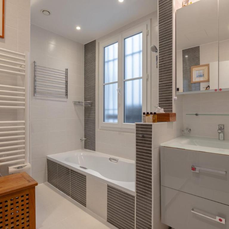Elegant 2 Bd with AC Golden Triangle Location - Appartement - 20
