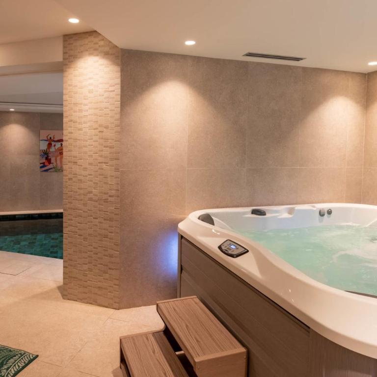 Chalet Yolo with Pool and Spa - Chalet - 35